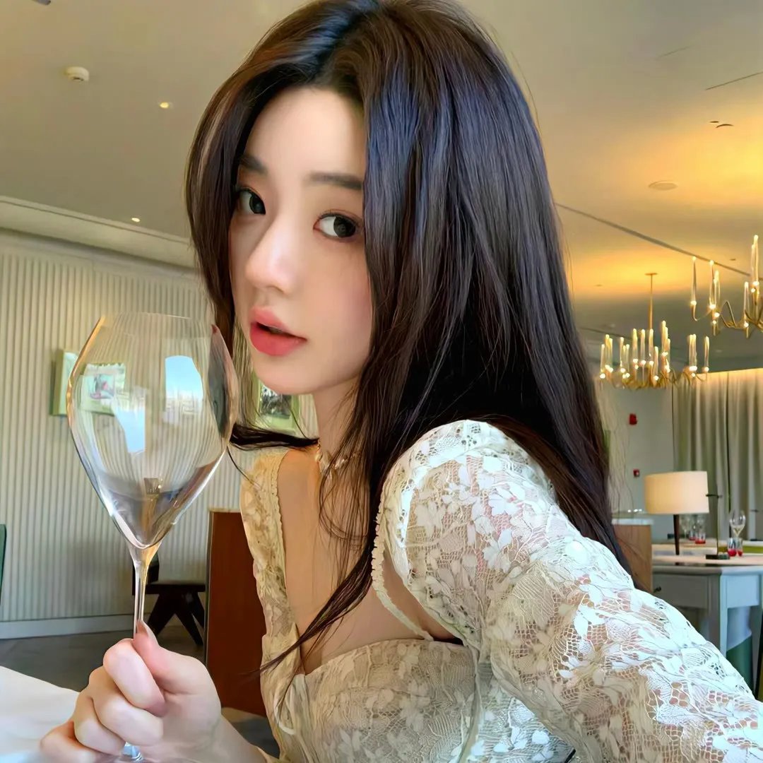 穿白丝绸的女人